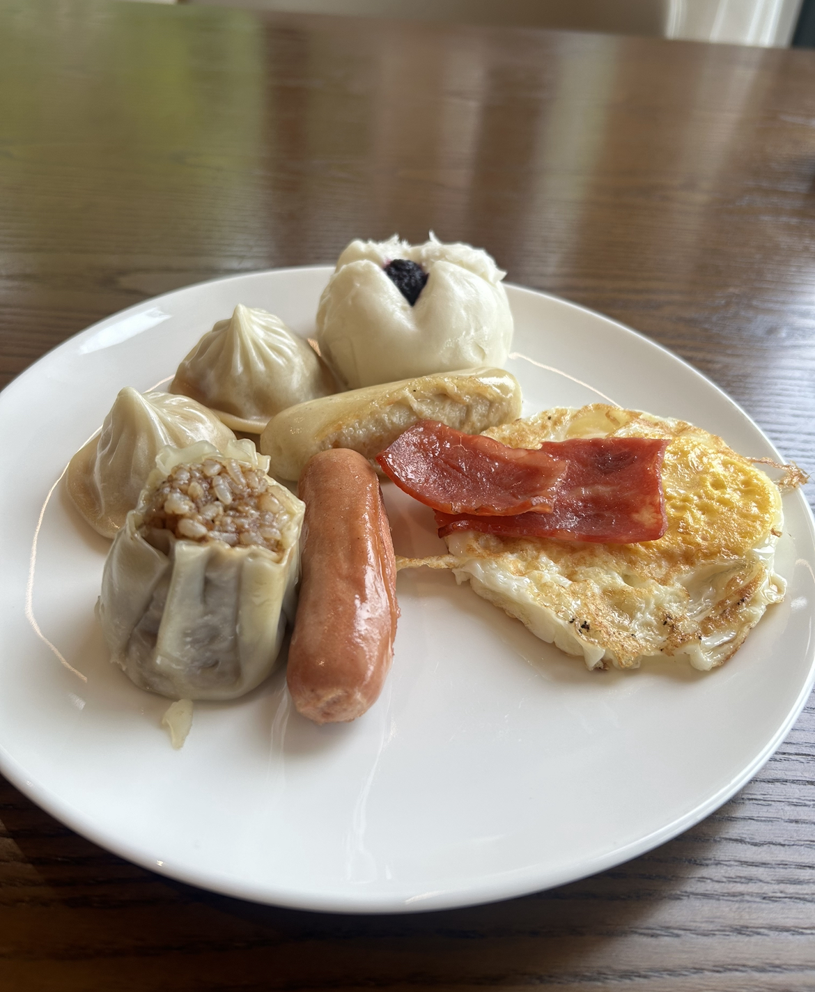 Chinese and Western breakfast options at Anji Flee-City Villa.