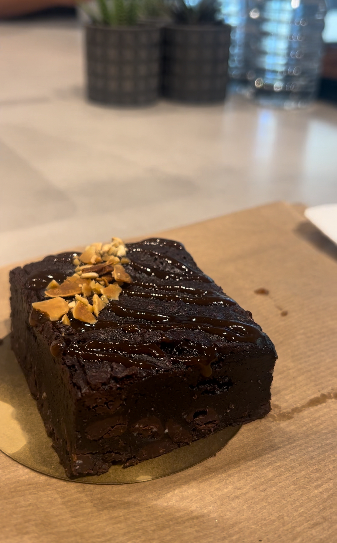 Vegan chocolate brownie at Noor Coffee, Barcelona.